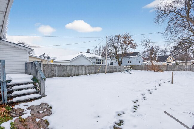 Building Photo - 120 S Main St