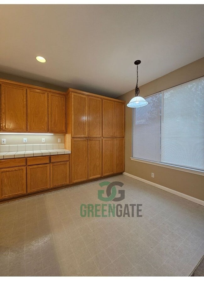 Building Photo - Spacious 4 Bedroom 3 Bath in Patterson! AV...