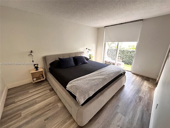 Building Photo - 1801 S Treasure Dr