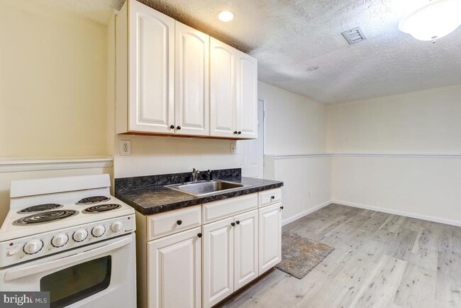 Building Photo - 18304 Swan Stream Dr
