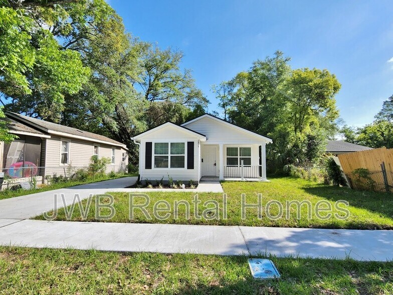 Primary Photo - 2471 Robert St