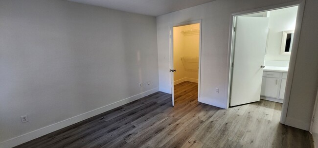 Building Photo - Silverado Ranch Condo!