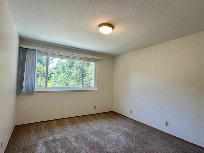 Building Photo - 4 Bedroom Home + Den in Saratoga!