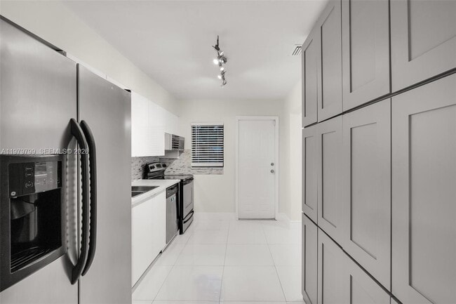 Building Photo - 5655 NE 5th Terrace