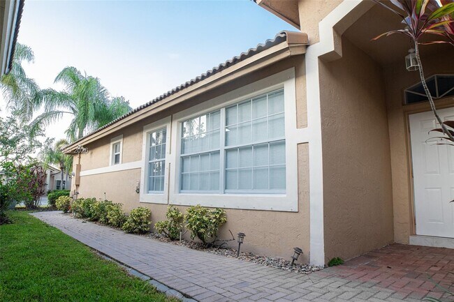 Building Photo - 16410 Sapphire Bend