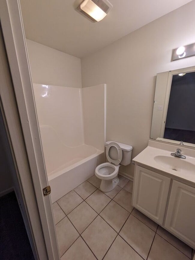 Building Photo - 2BD/2.5BA Townhome at Water Oaks in Hickor...