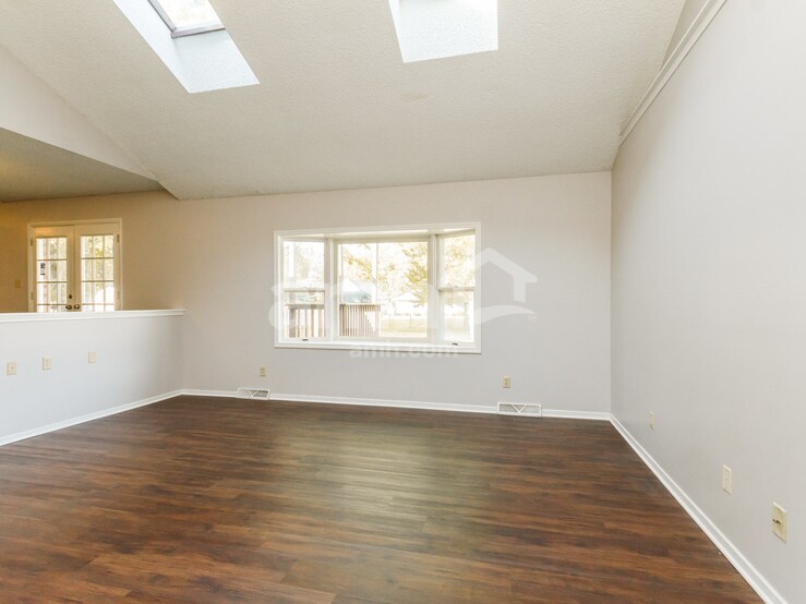 Building Photo - 380 Comet Dr