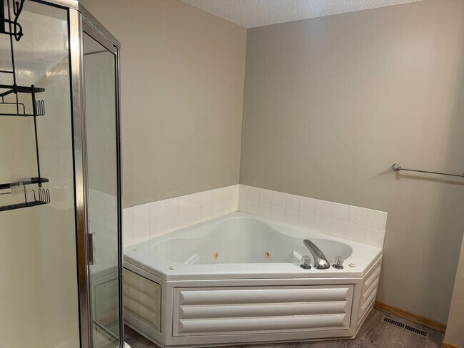 Building Photo - Beautiful Townhome with Private Patio, Gas...