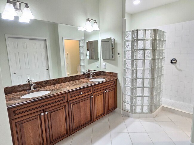 Building Photo - Annual Furnished or Unfurnished 3 Bedroom 2 Bathroom Second Floor Condo in Venetian Golf & River ...