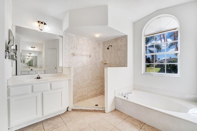 Building Photo - 513 SE Cliff Rd