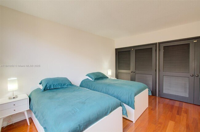 Building Photo - 181 Crandon Blvd