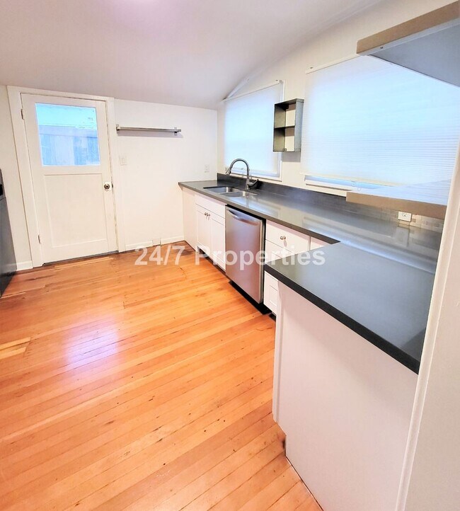 Building Photo - Classic 1 BD | 1 BA Cottage w/ Fenced Yard - SE Portland