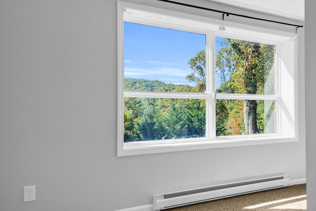 Building Photo - 910 Old Fort Rd