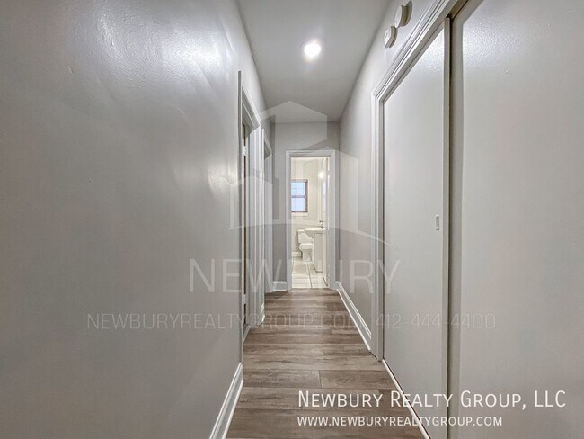 Building Photo - Cozy 2 Bedroom Available Now!