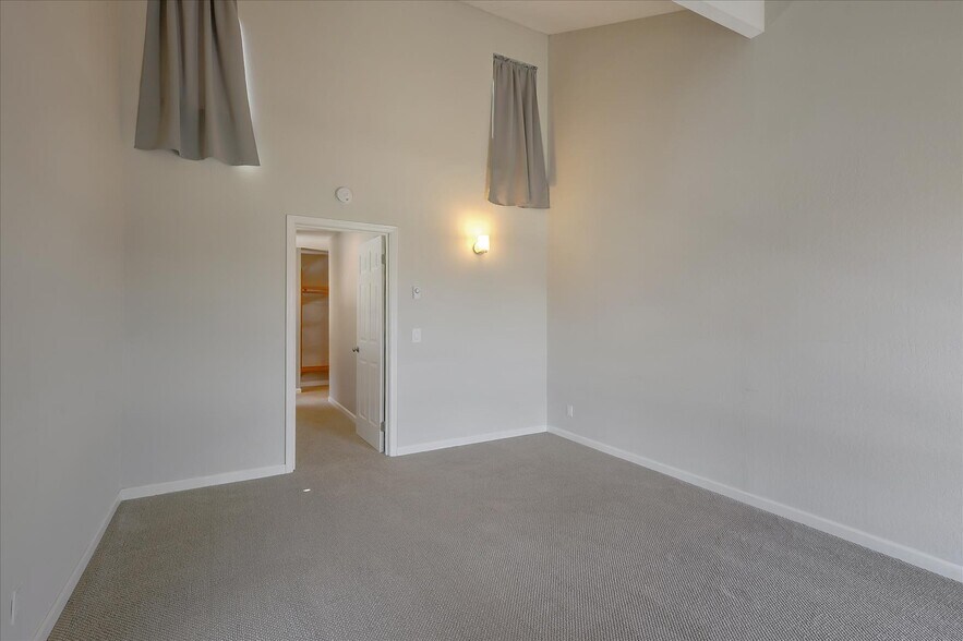 Building Photo - 2101 Shoreline