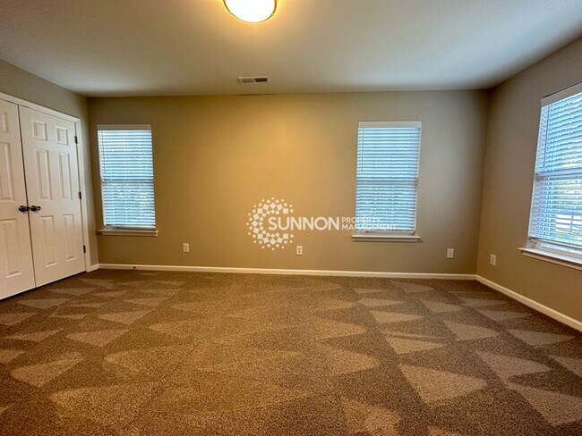 Building Photo - Newly Remodeled 5 Bed 2.5 Bath