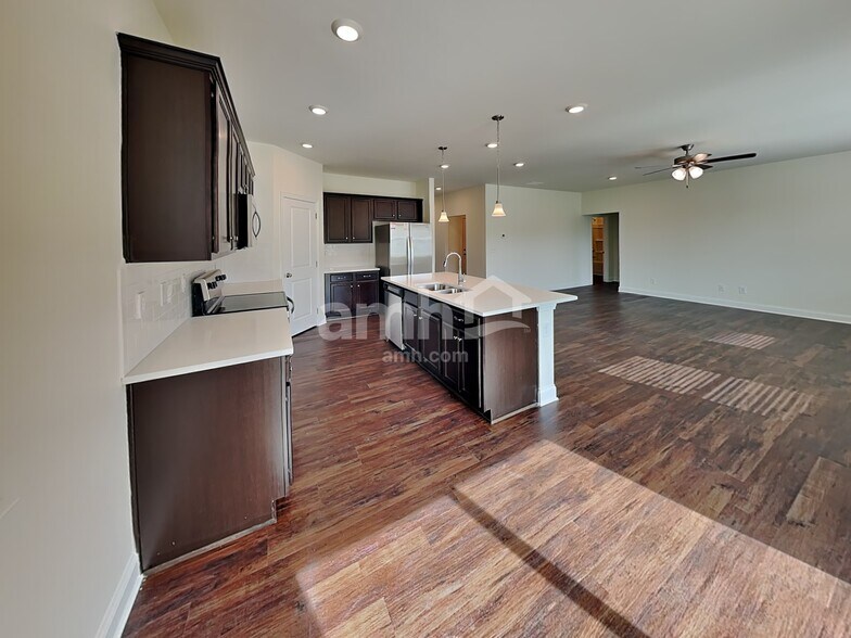 Building Photo - 838 Carnaby Ln