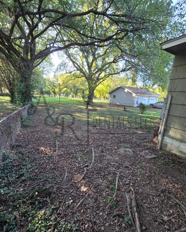 Building Photo - 714 S Chestnut St