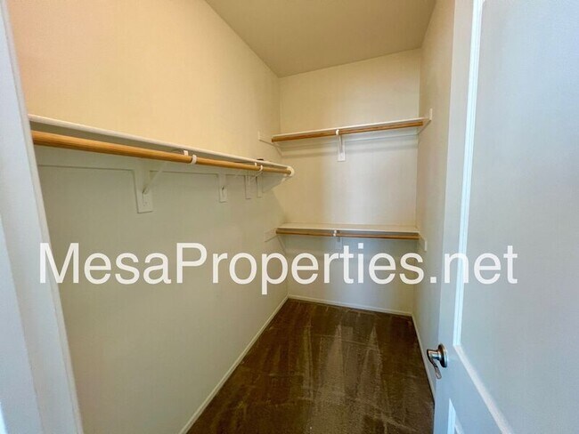 Building Photo - 127 Macintosh Way