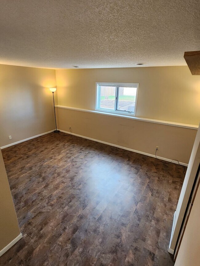 Building Photo - ~Applications Pending~ RENT SPECIAL ~ HOLIDAY MERRINESS ~ 3 Bedroom, 3 Bath Home for rent Close t...