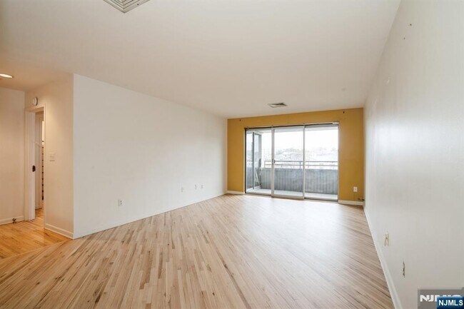Building Photo - 364 Palisade Ave