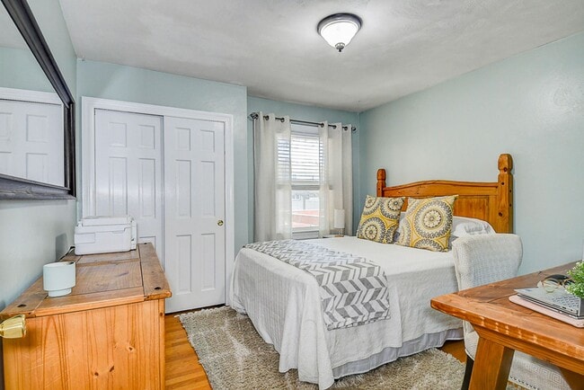 Building Photo - ONE LEVEL LIVING at it's FINEST in the SOU...