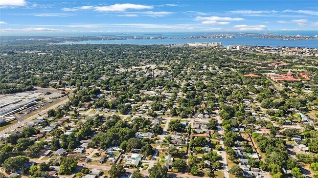 Building Photo - 702 Gray St S