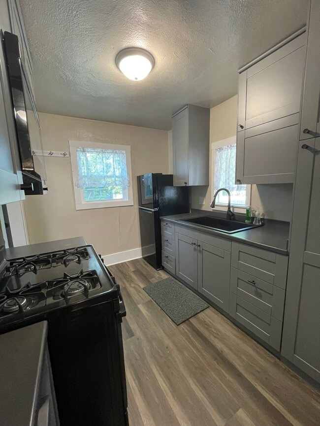 Building Photo - Three Bedroom Single Family Home Near Loeb Stadium