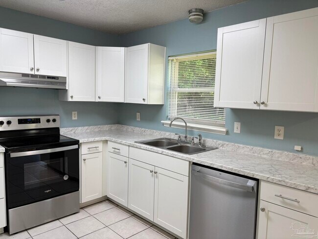 Building Photo - 3255 Maplewood Dr
