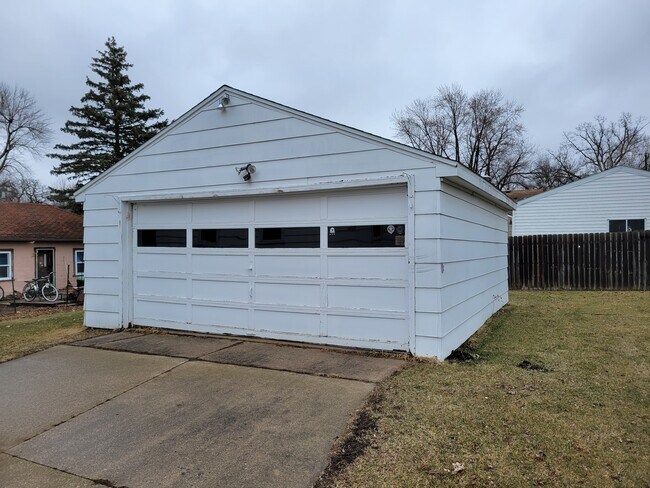 Building Photo - 113 S 7th Ave