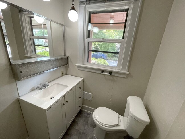 Building Photo - Vintage 1 Bedroom with Hardwood Floors, Close-In Location