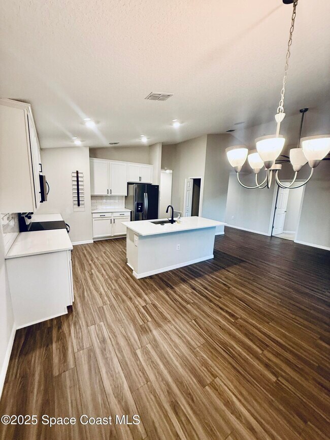 Building Photo - 1026 Dania Cir