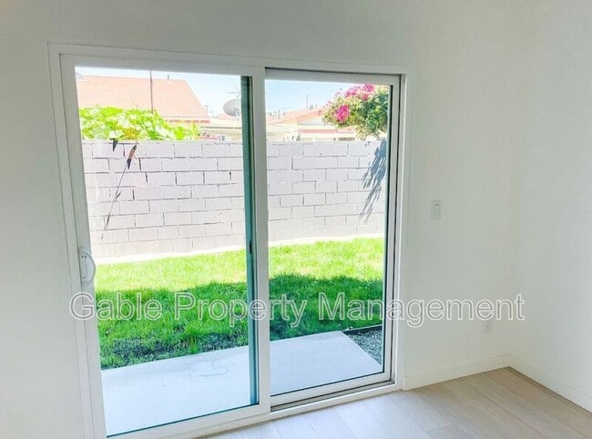 Building Photo - 2320 Fernleaf St