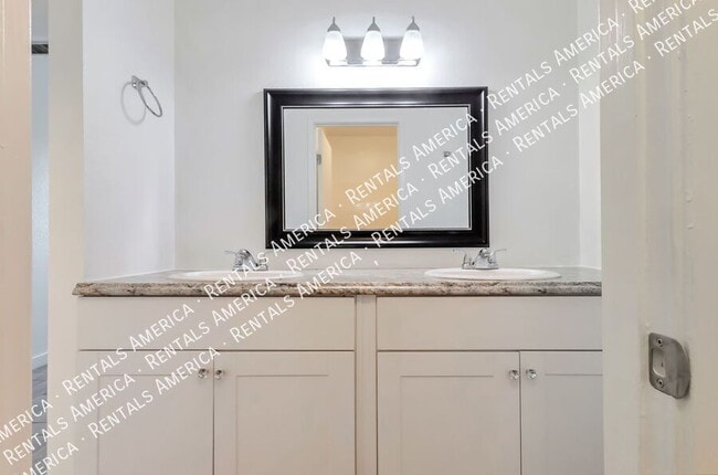 Building Photo - 828 S Langley Ave