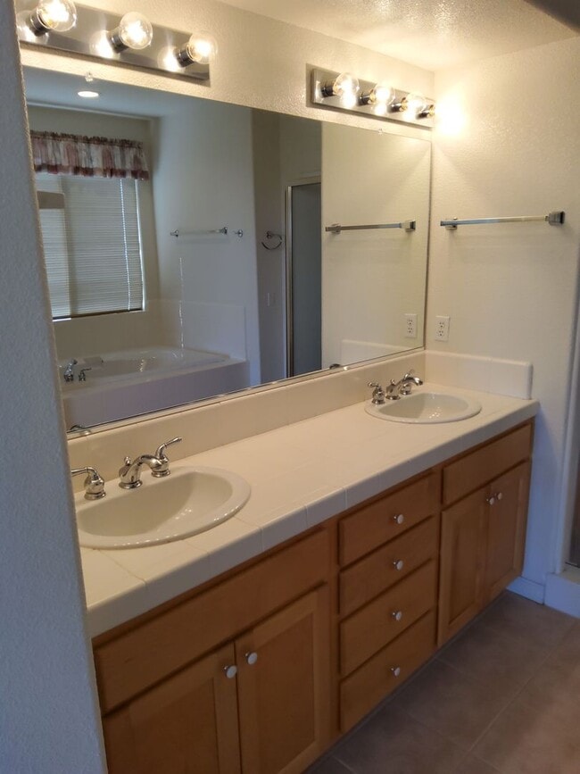 Building Photo - Beautiful house in great neighborhood with...