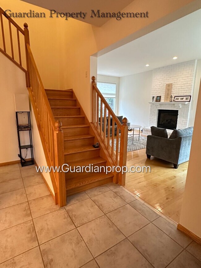 Building Photo - Well Maintained Prior Lake SFH, Large Deck, Fireplace, 2 Car Attached Garage