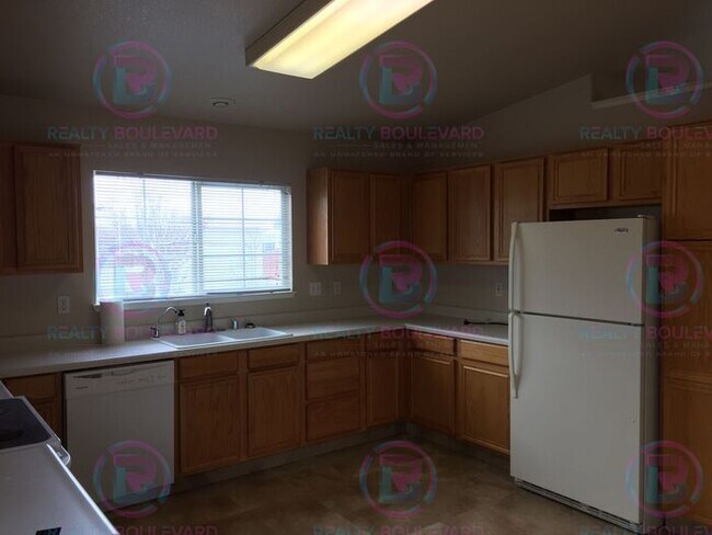 Building Photo - Beautiful 3BR 2 Bath home with RV Parking!...