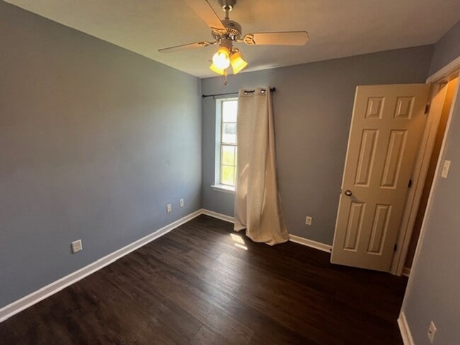 Building Photo - 102 Rosebud Cir