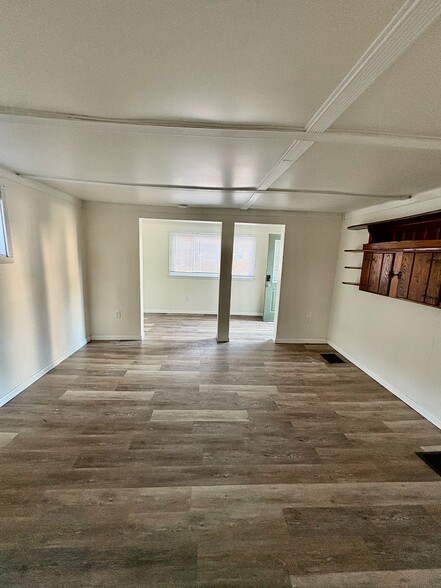 Building Photo - 108 River St