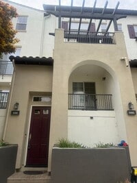 Building Photo - Stunning 2-bedroom, 2-bathroom townhouse