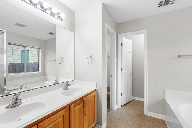 Building Photo - 2205 Speidel Dr