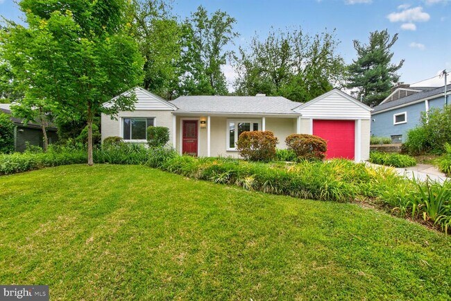 Building Photo - 3305 W Coquelin Terrace