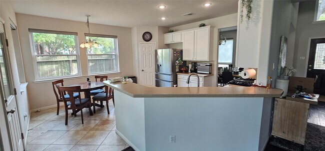 Building Photo - 5902 Mettler Ln