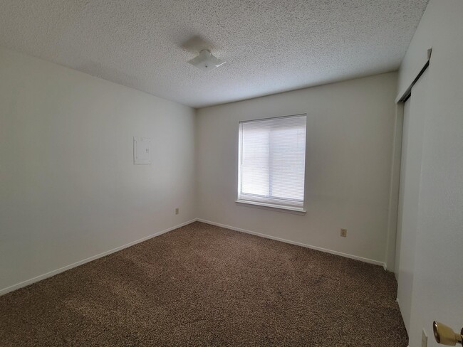 Building Photo - 7716 Iroquois Dr