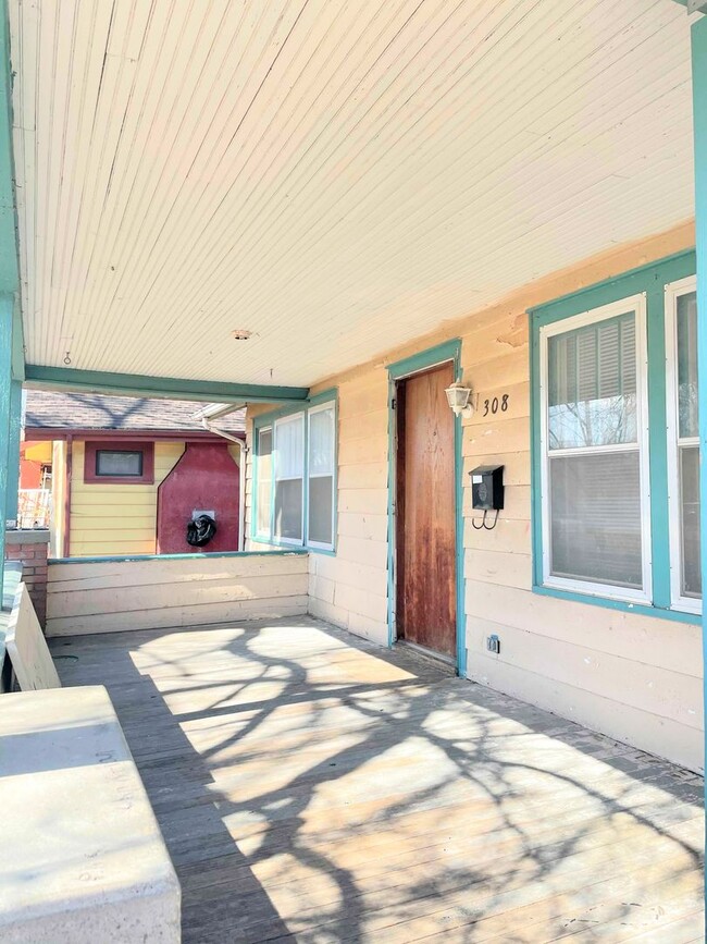 Building Photo - Bungalow Style 3 bed 2 bath home