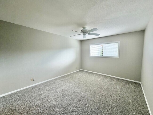 Building Photo - AVAILABLE NOW!! 3 Bedroom 2 Bathroom Condo in Palm Springs! MOVE IN SPECIAL! 50% OFF ONE MONTHS RENT
