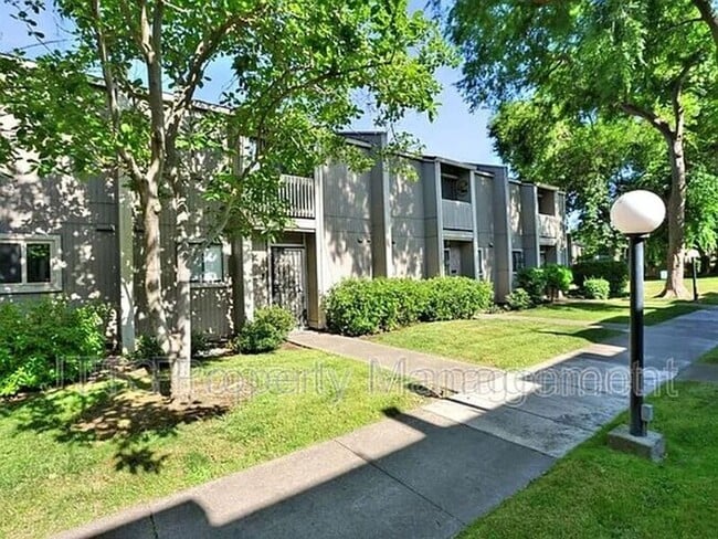 Primary Photo - 45 Derow Ct