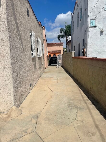 Driveway - 1208 W 81st Pl