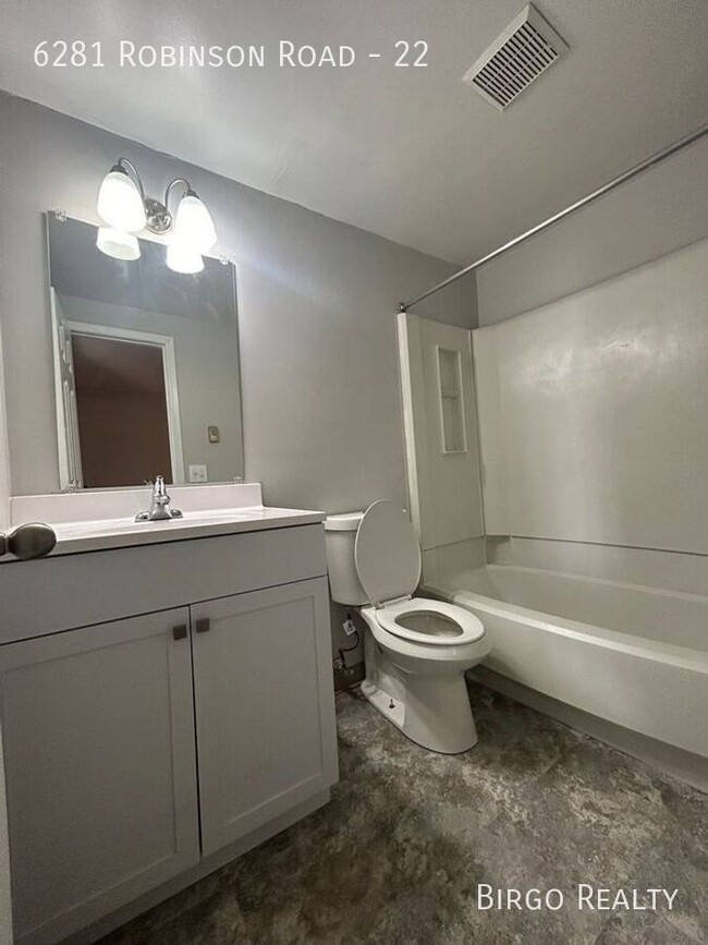 Building Photo - Renovated 1 Bed / 1 Bath APARTMENT in LOCK...