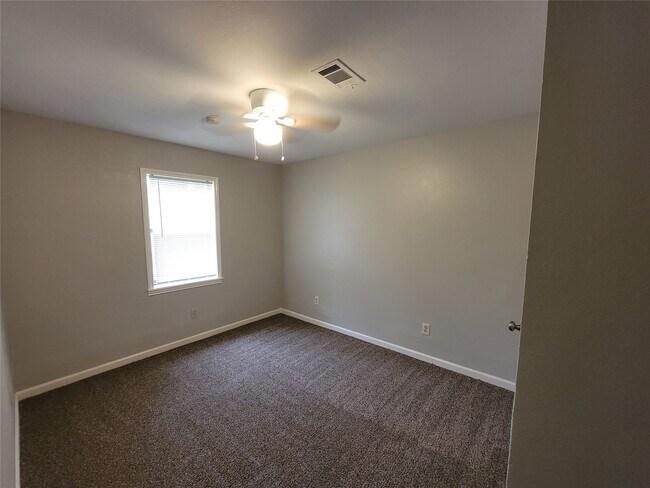 Building Photo - 2205 Velma St